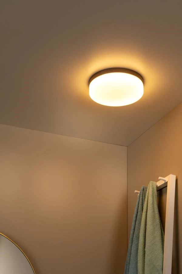 Lucide BISKIT - Deckenleuchte Badezimmer - Ø 23 cm - LED - 1x12W 2700K - IP44 - Bewegung und Tag/Nacht-Sensor - Schwarz - Atmosphäre 1